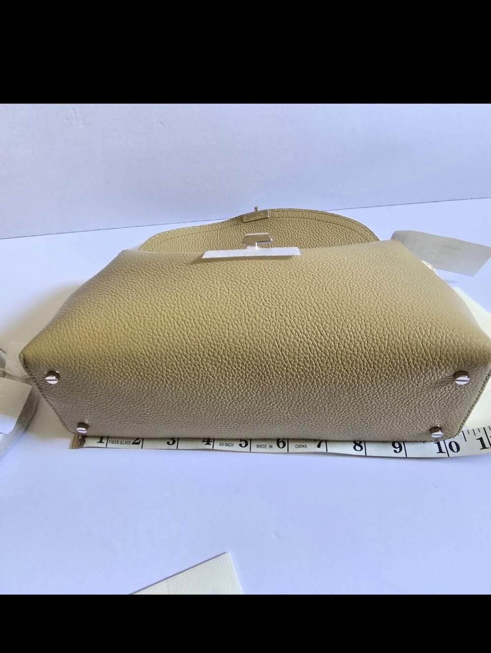 TOTEME T-lock grained-leather crossbody clutch desert - Picture 9 of 9